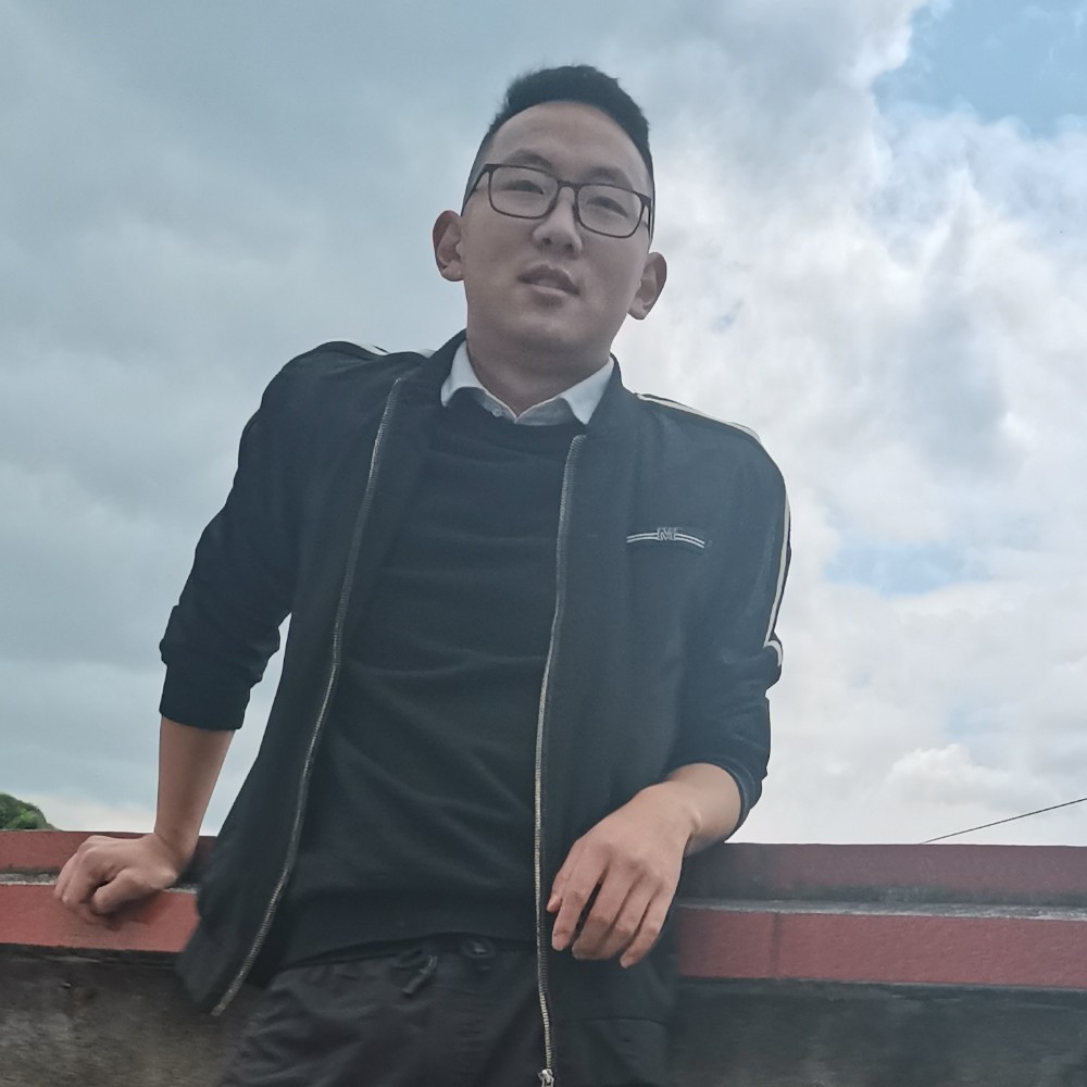 饱满路人。的照片