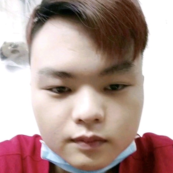 舒服拿唇膏的照片