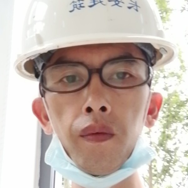 湖边一舟的照片