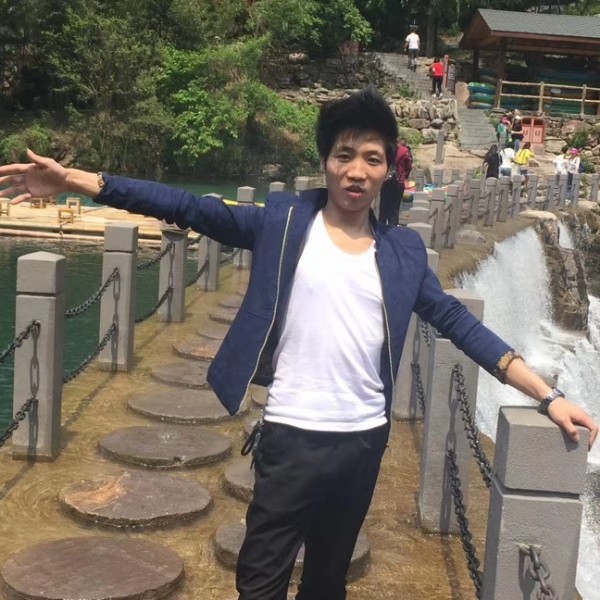 拼搏的小男孩的照片