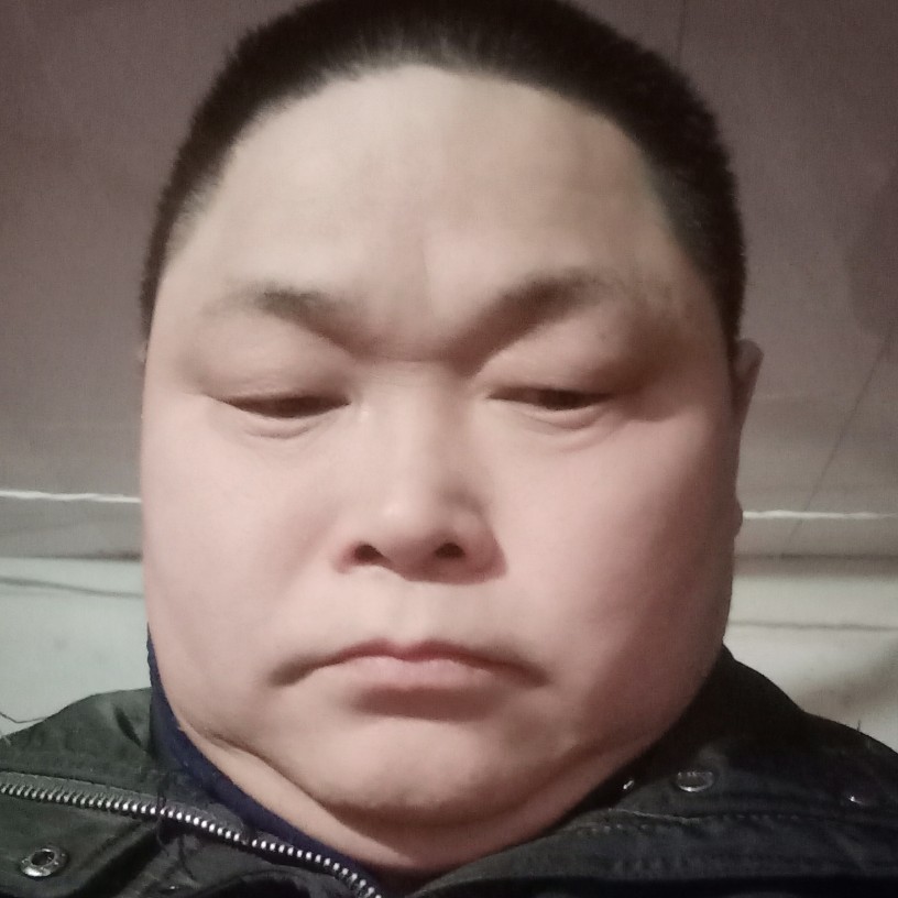 拄着拐杖跑路的照片