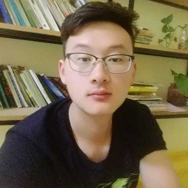背后书架的照片