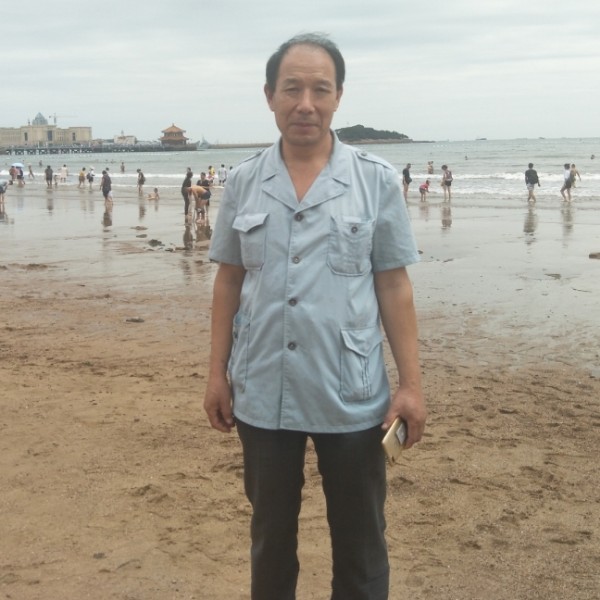 修家电的李老板的照片