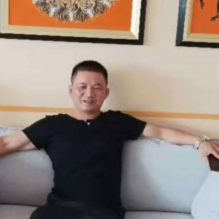 冷艳拿酒窝的照片