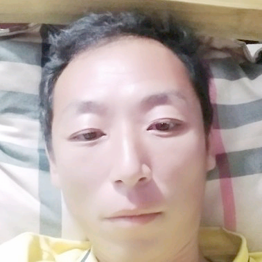 高大演变夕阳的照片