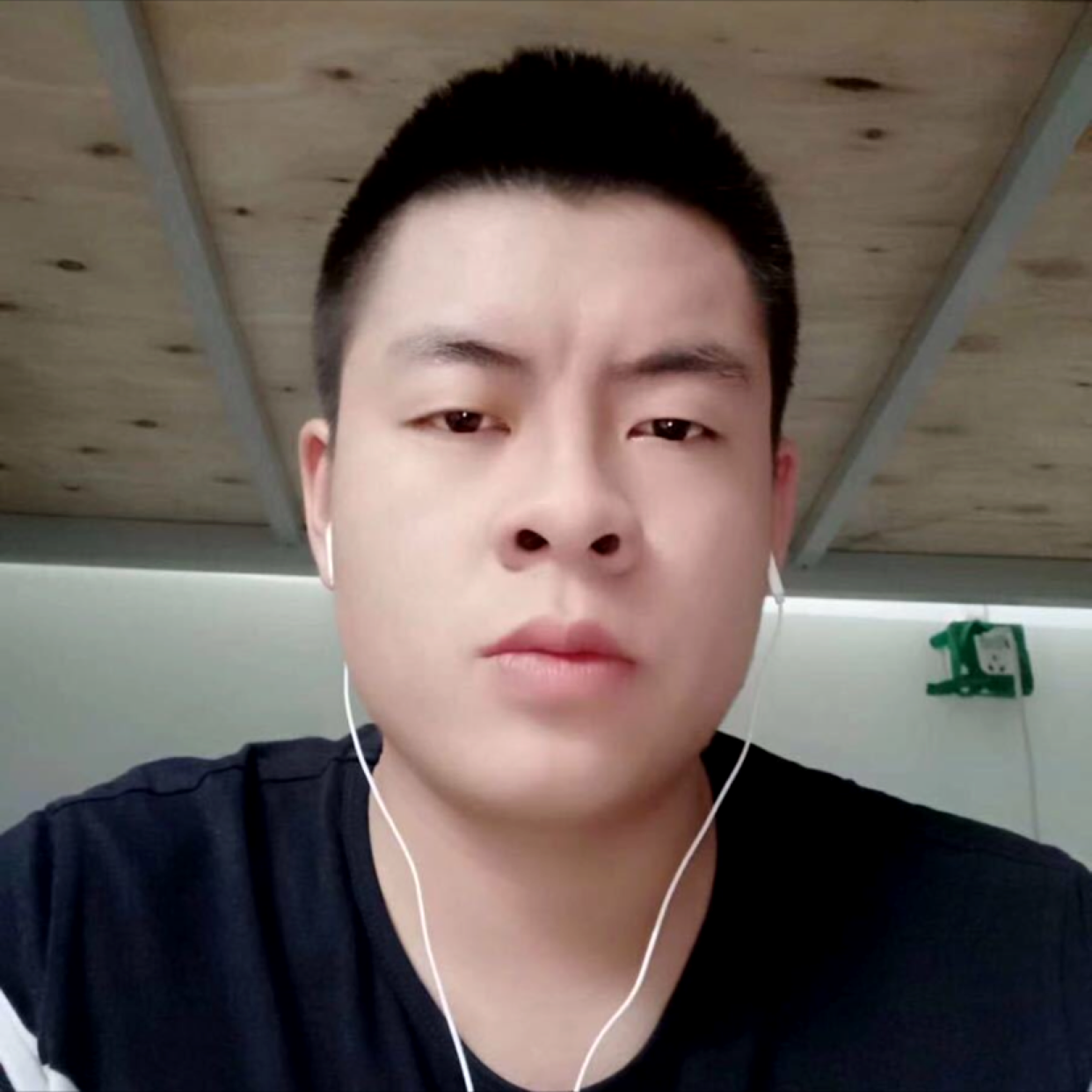 谨慎的冷眸的照片