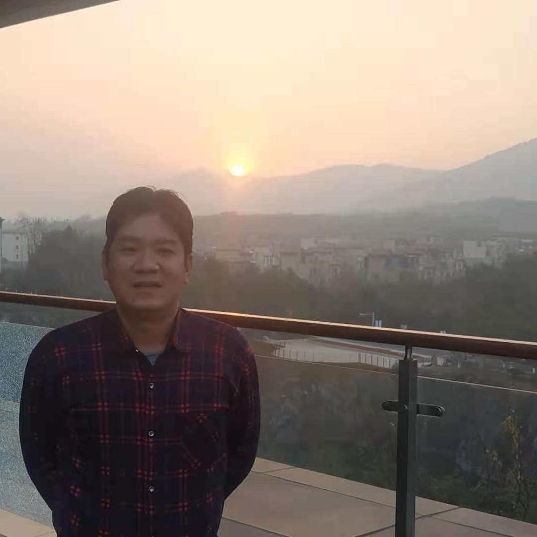 魁梧用橘子的照片