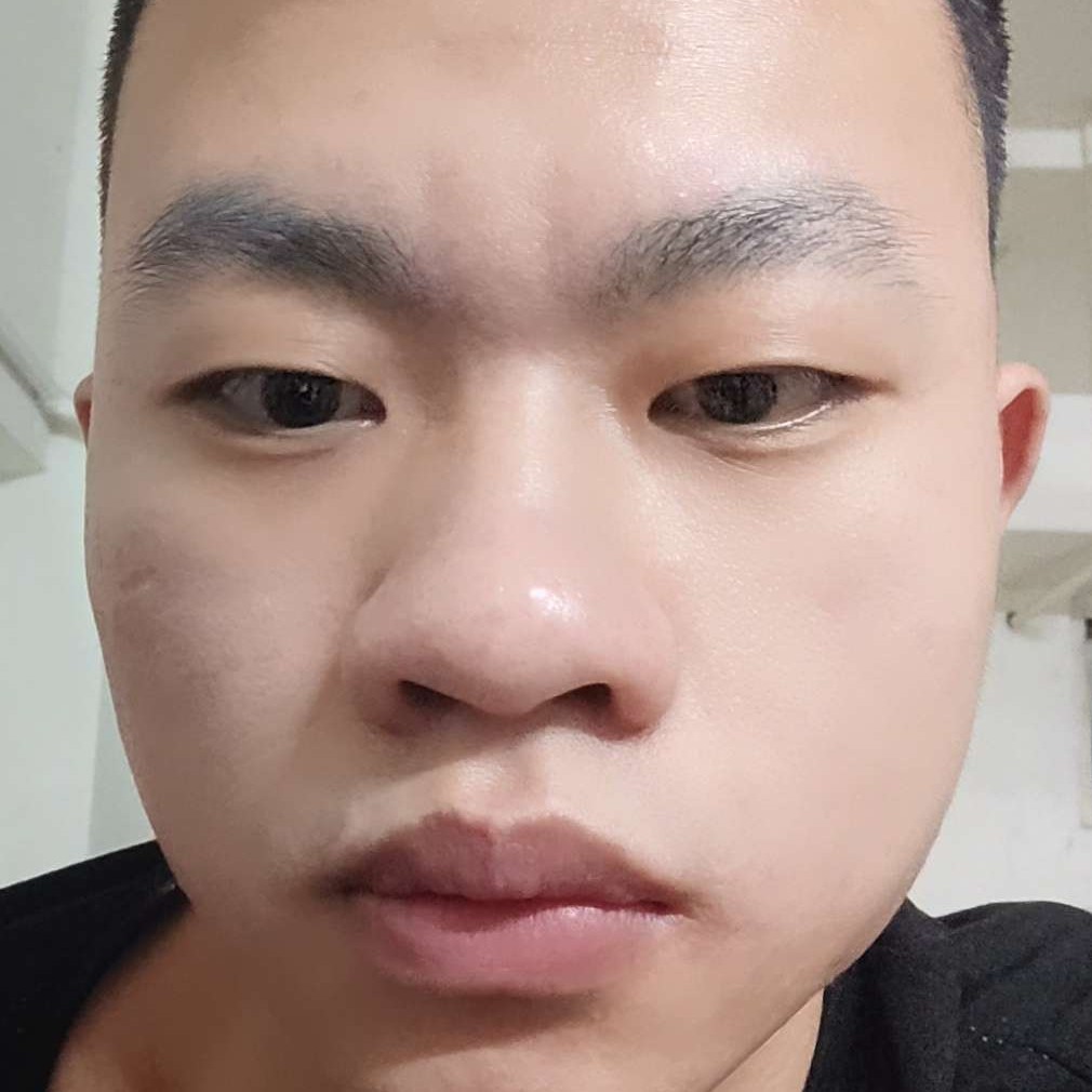 忧郁蹙眉巨人的照片