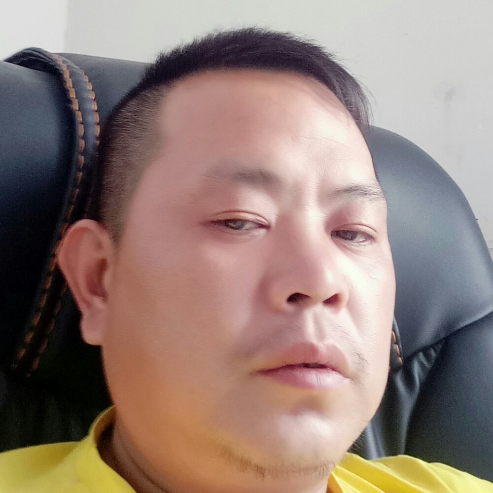 单纯踢棉花糖的照片
