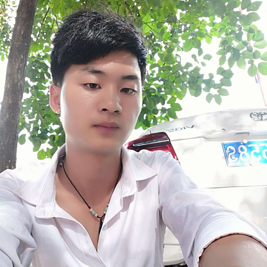 帅哥深拥初见的照片