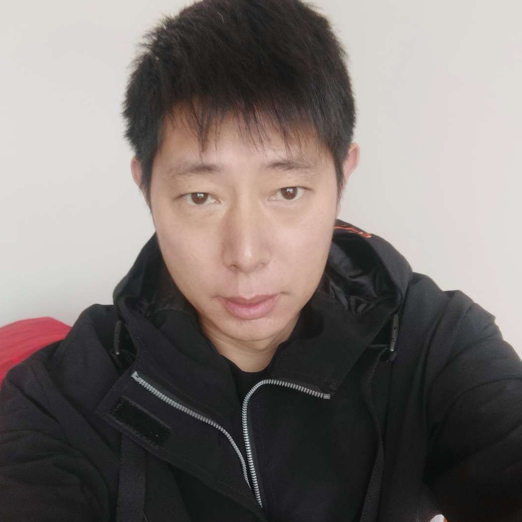 年轻踢雨的照片