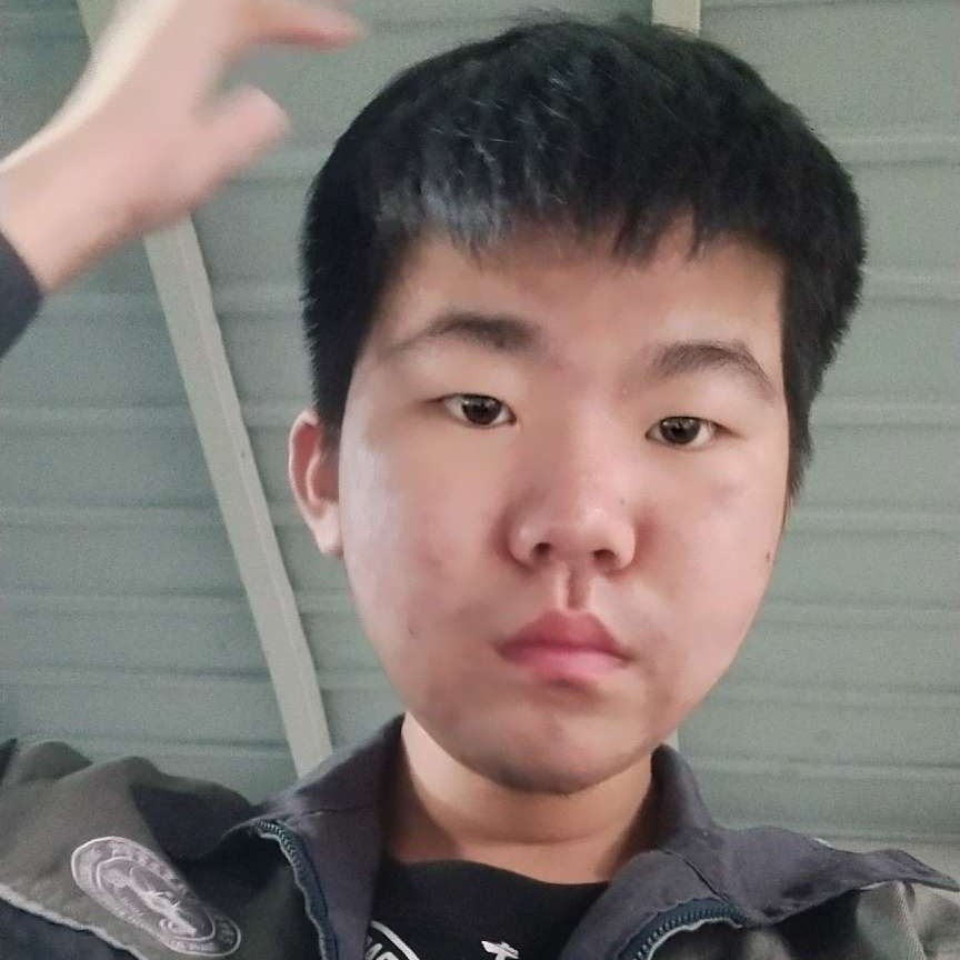 故意吃醋小松鼠的照片