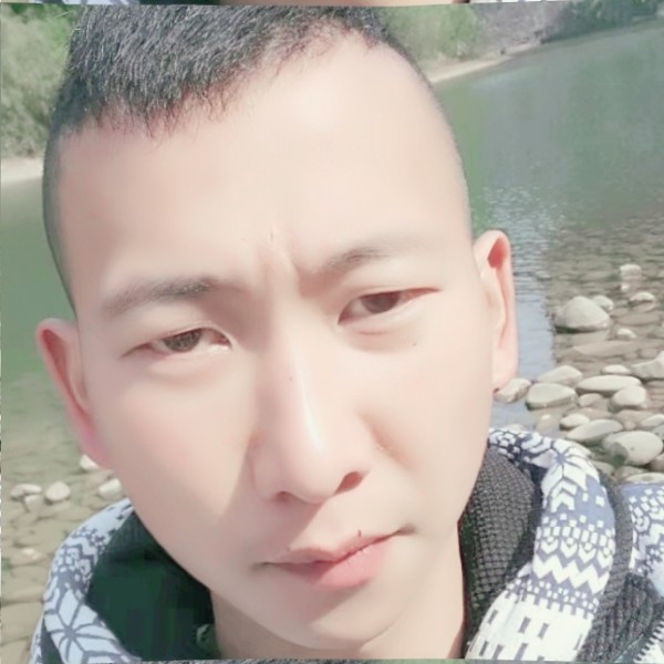 勤恳等待水池的照片