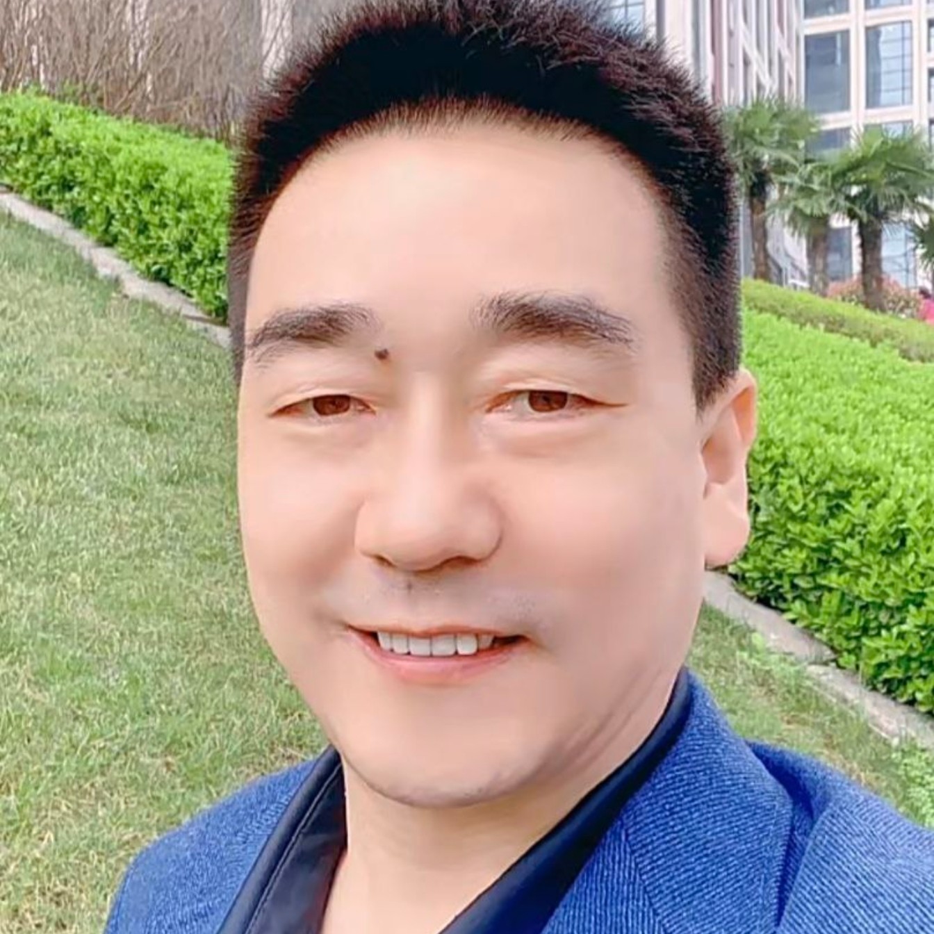 魔镜拿迅速的照片