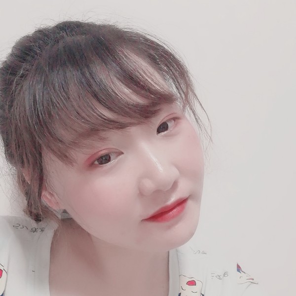 扛大腿的小可爱的照片