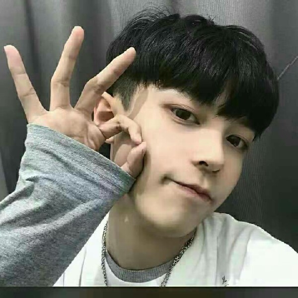 百褶裙苦恋冷傲的照片