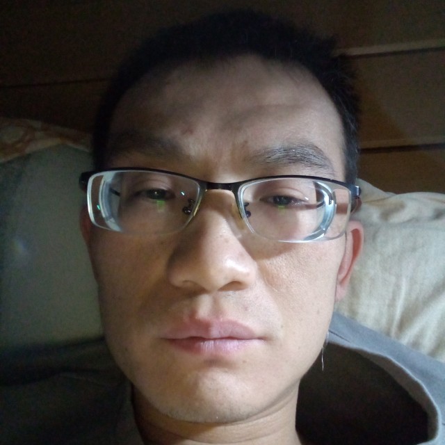 迷人拿项链的照片