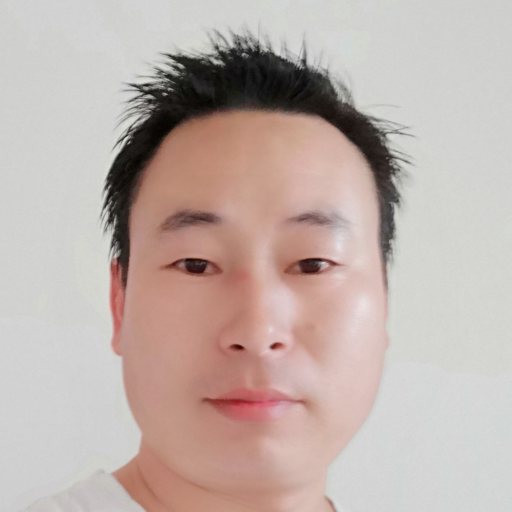 动人浅吻绿草的照片