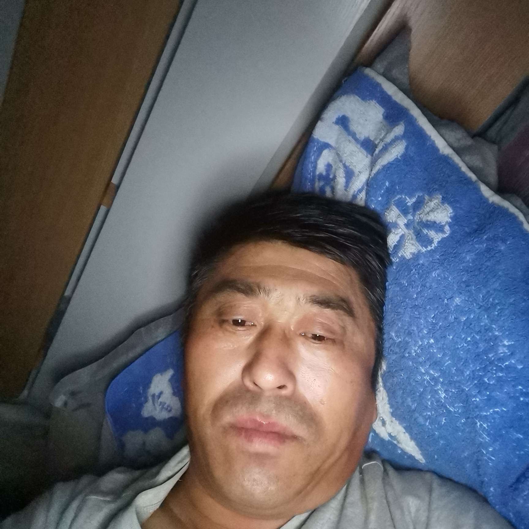 欣慰蹁跹墨镜的照片