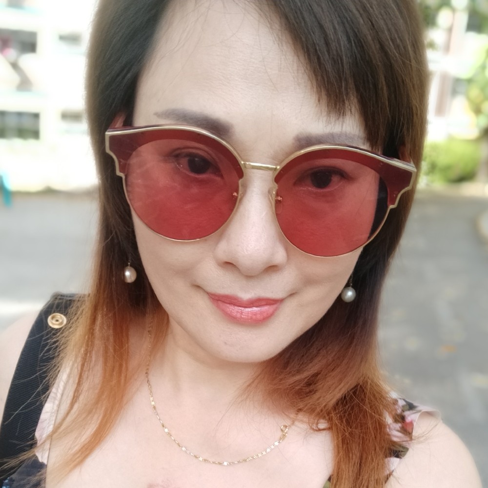 靓丽洛尘的照片