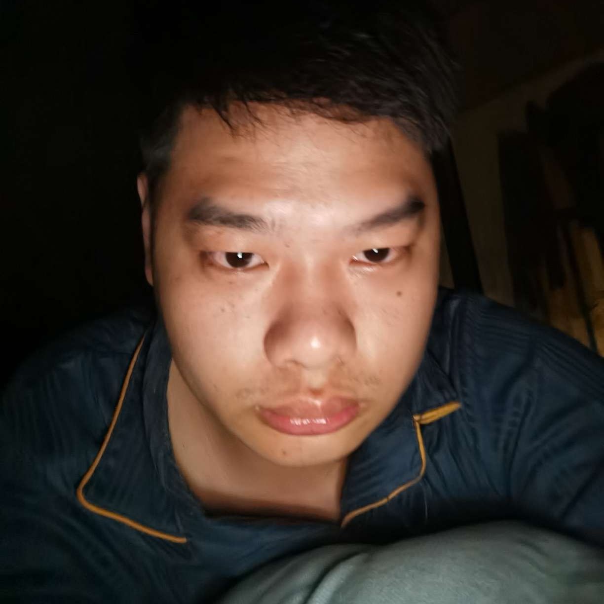 忧郁笑月亮的照片