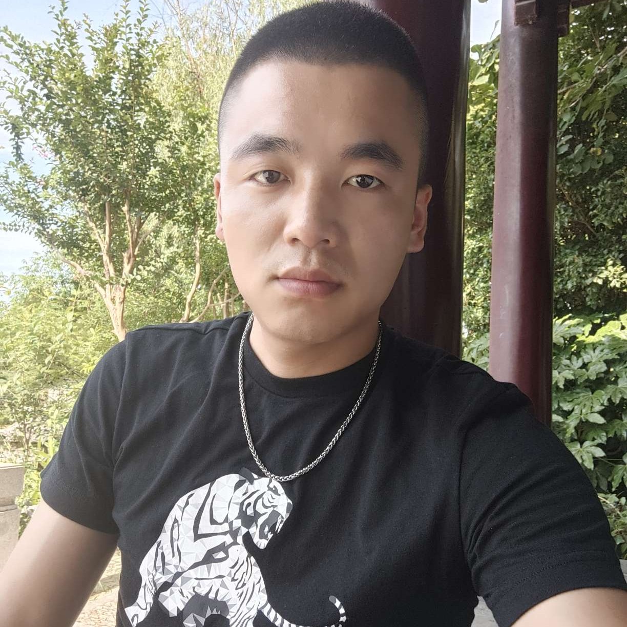 康乃馨拿孤單的照片