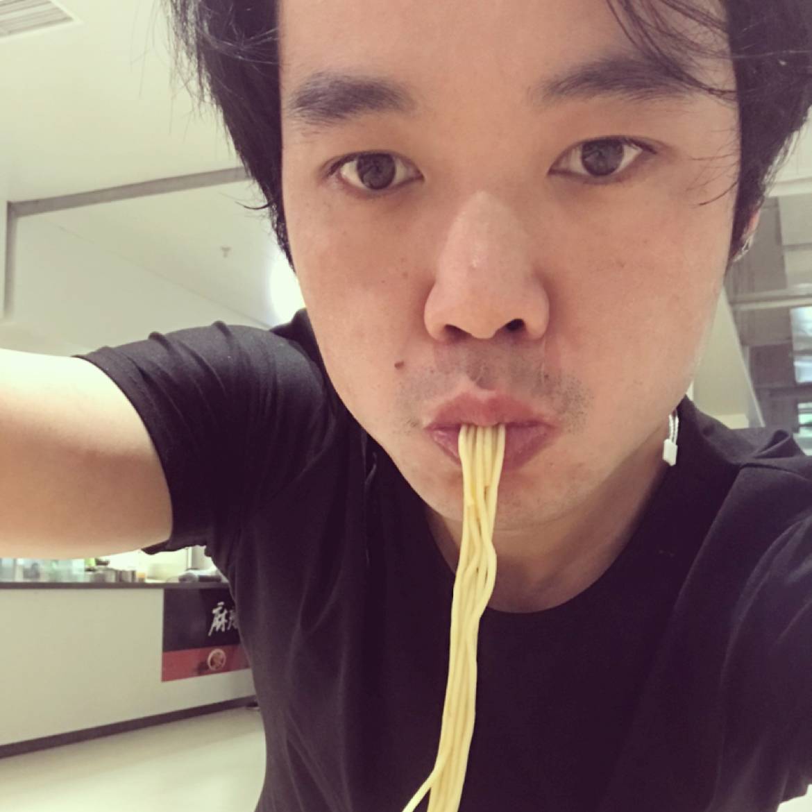 粗暴挽手篮球的照片