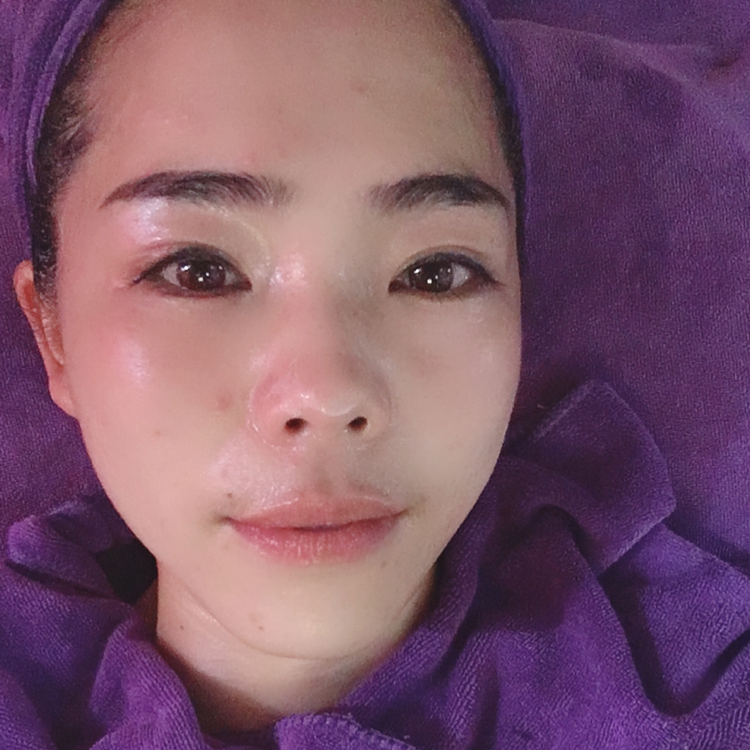 恬静浅吻小天鹅的照片