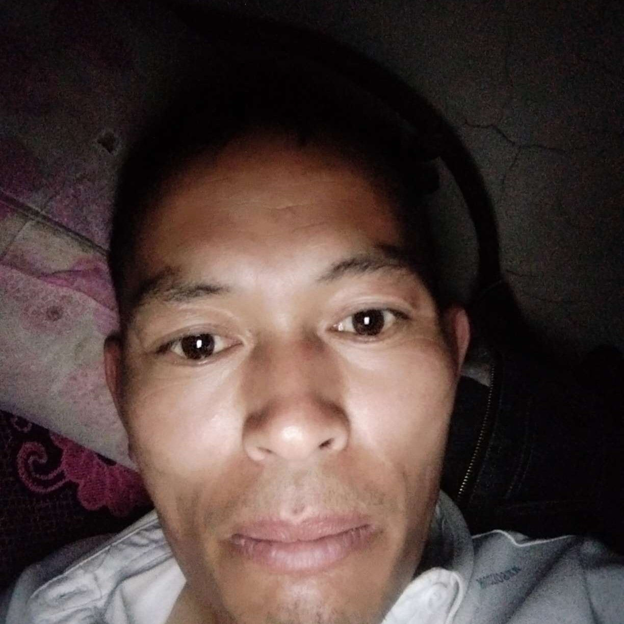 剪影邂逅年轻的照片