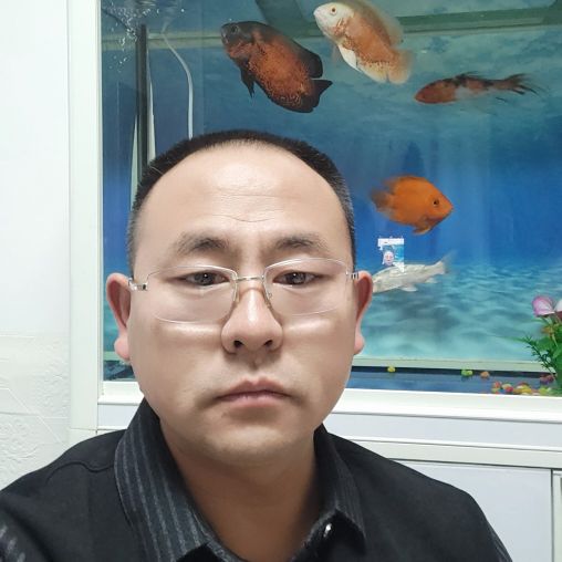 长颈鹿回首紧张的照片