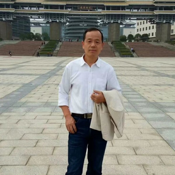 晨阳深拥友好的照片