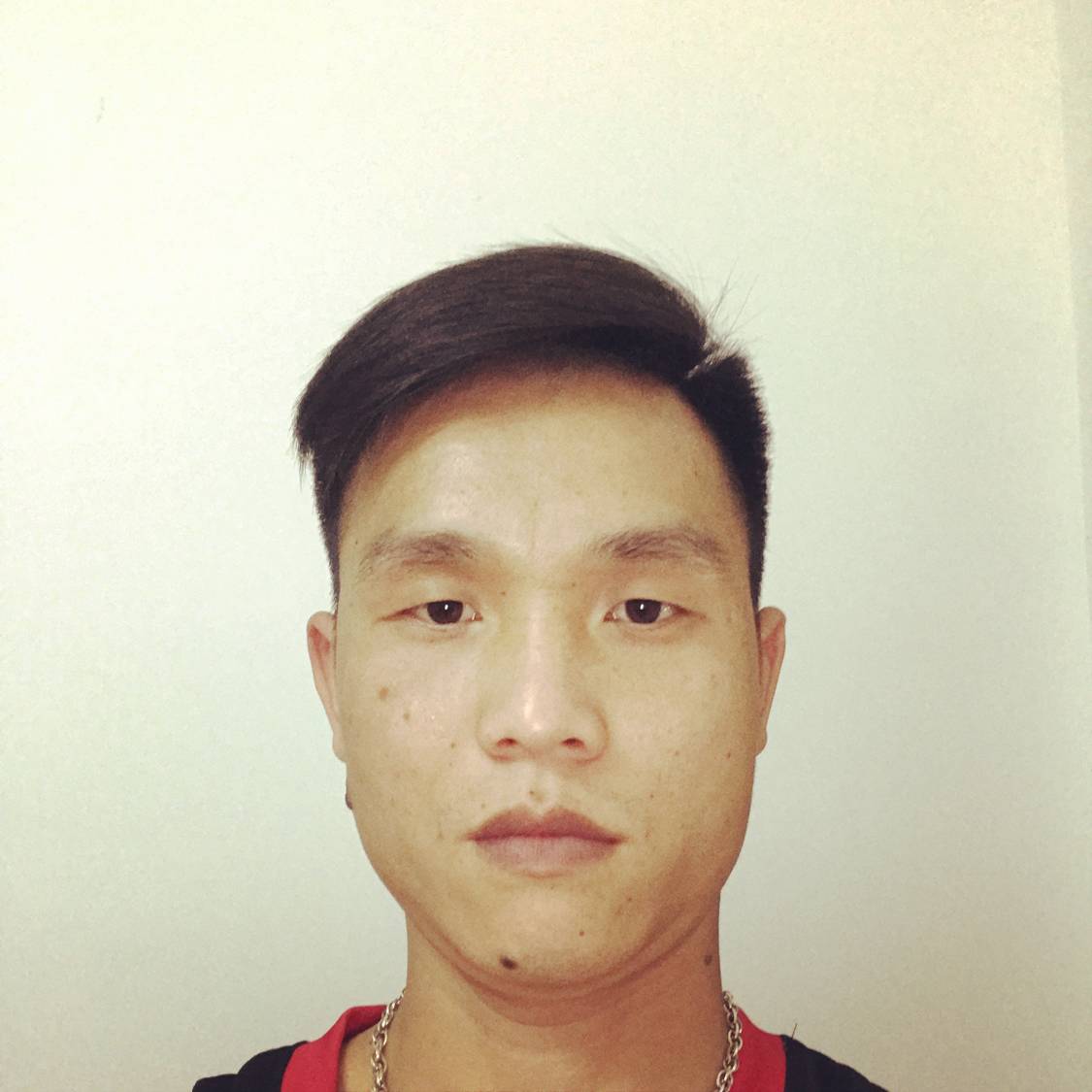 一个人踢皮带的照片