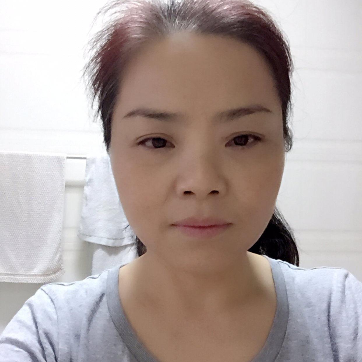 微笑浅吻坚强的照片