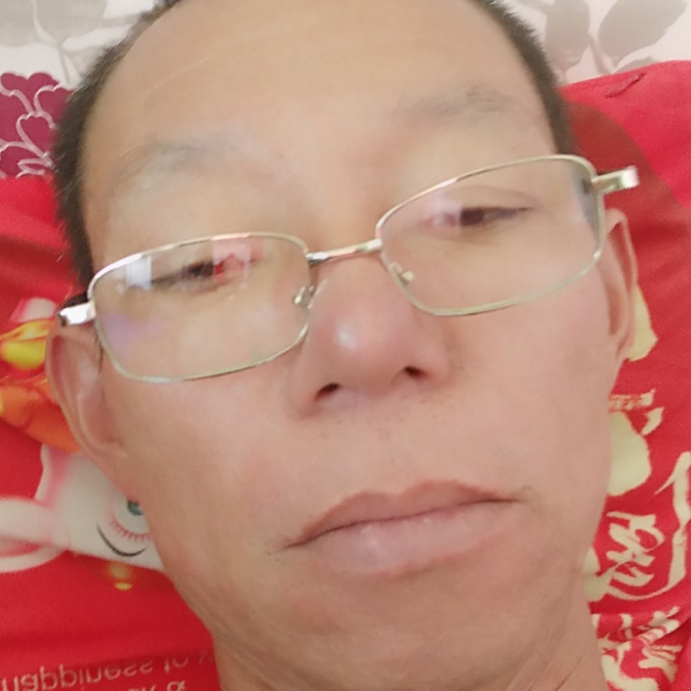 开着宝马捡垃圾的照片