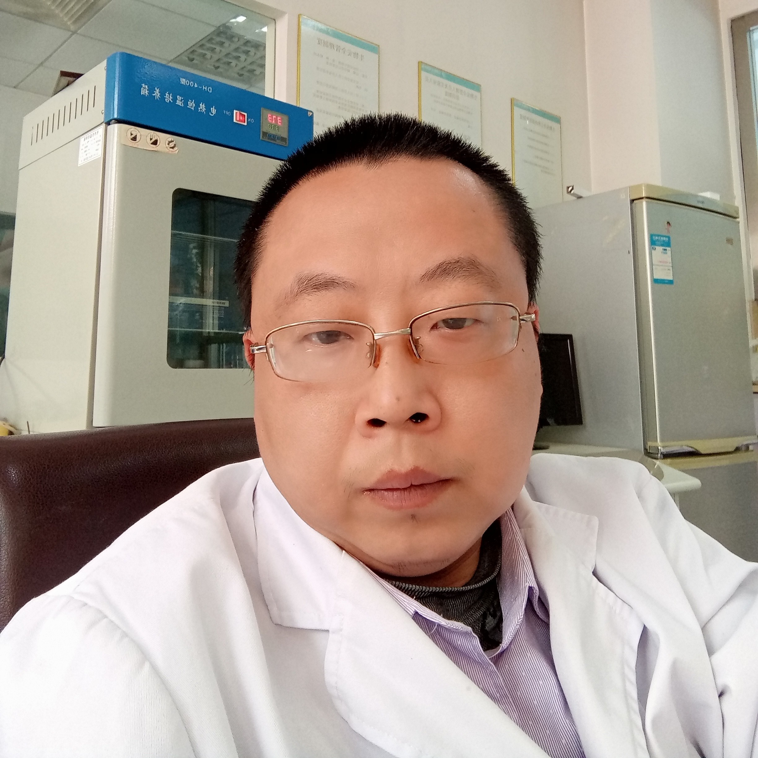 热心有白云的照片