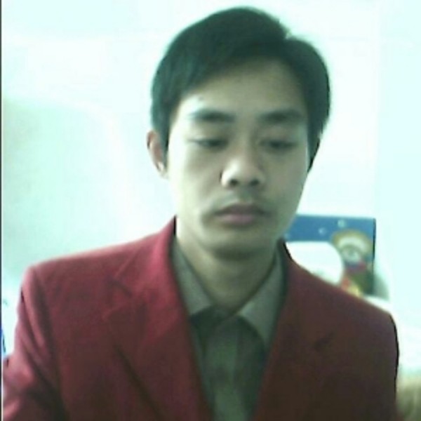 草莓外向三轮车的照片