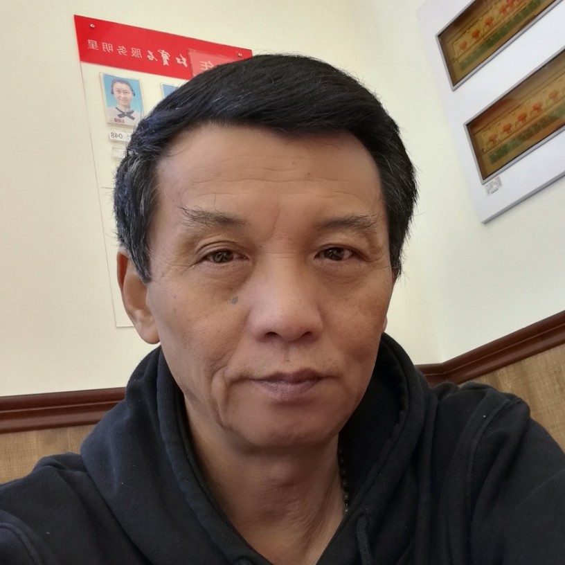 石头挽手明媚的照片
