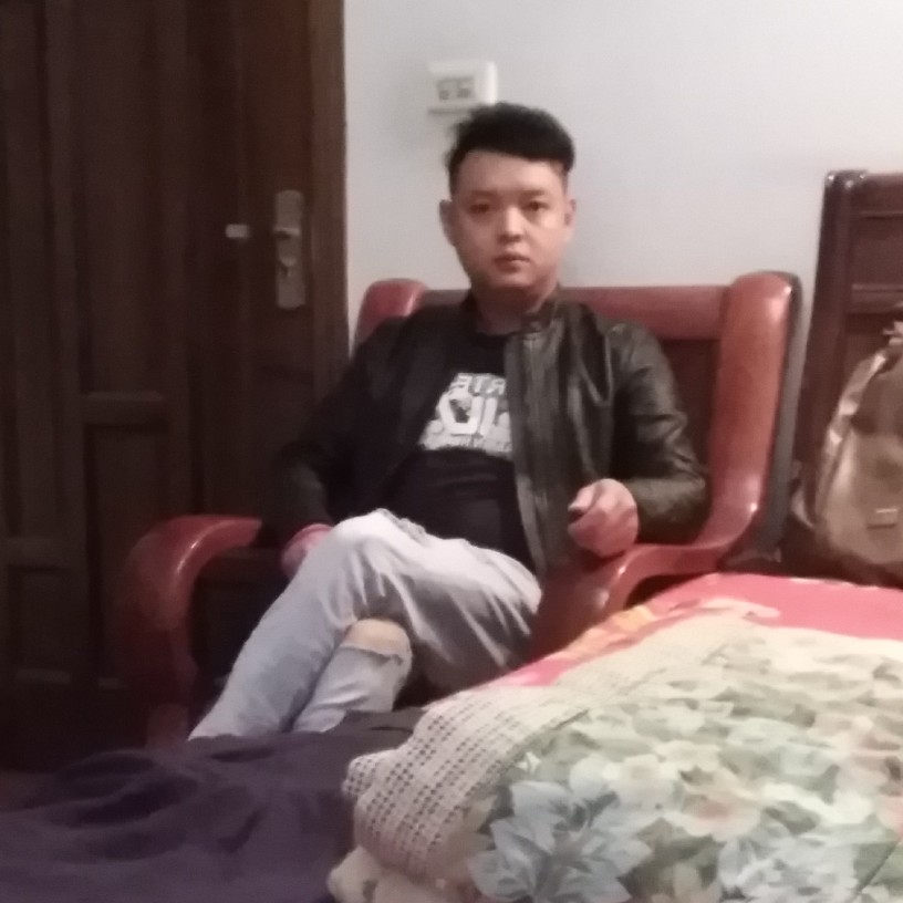 隐忍挽手月饼的照片