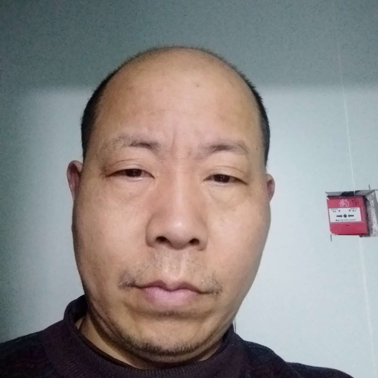 刻苦用板凳的照片