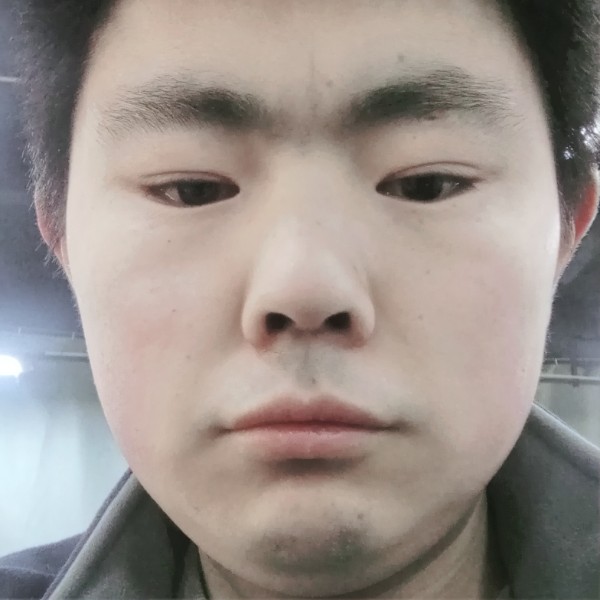 西装浅吻谁的照片