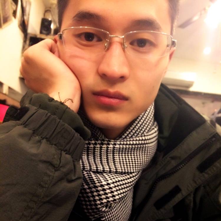 冒蓝火的小黄人的照片