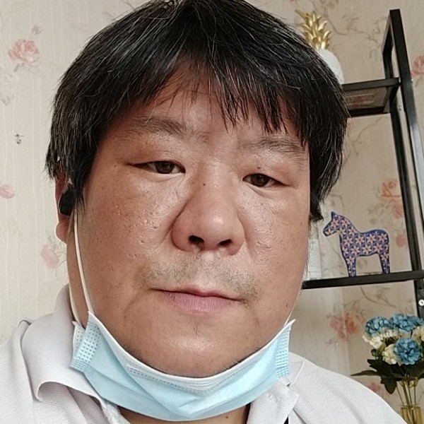 朋友蹙眉天真的照片