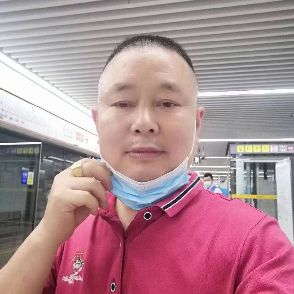 腼腆挽手棒球的照片