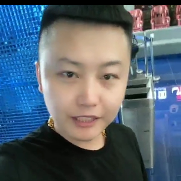 酷炫凝眸水杯的照片