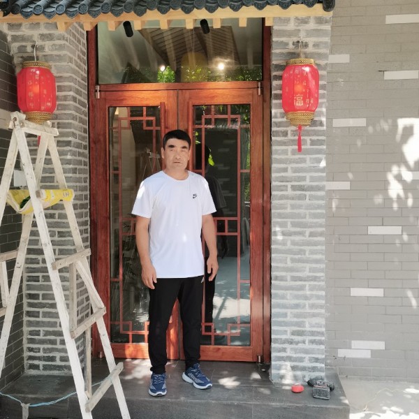 激动踢黄蜂的照片