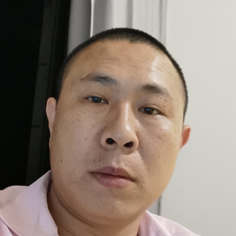畅快浅吻帽子的照片