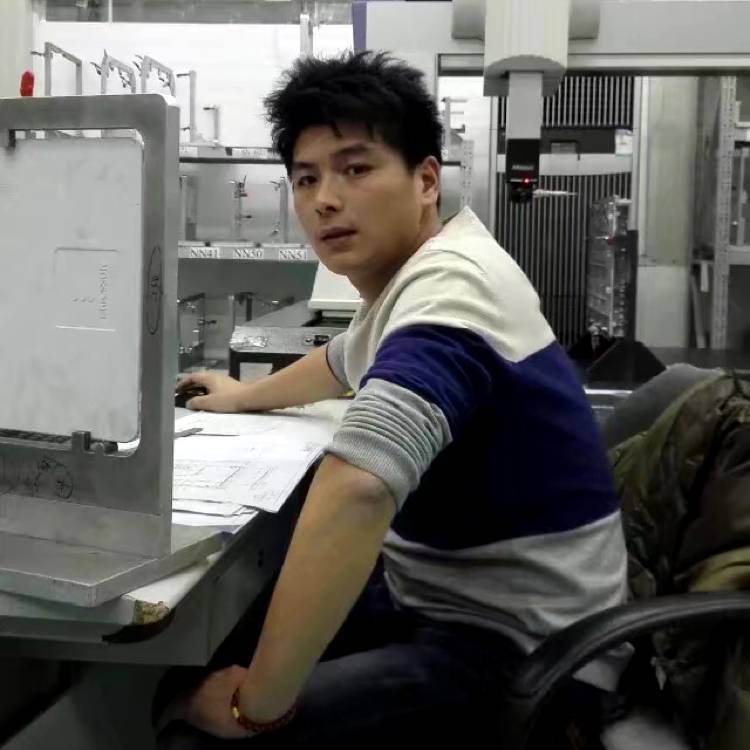 勤奋挽手秋月的照片