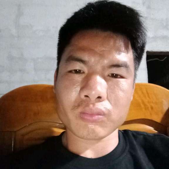 专注爱牛排的照片