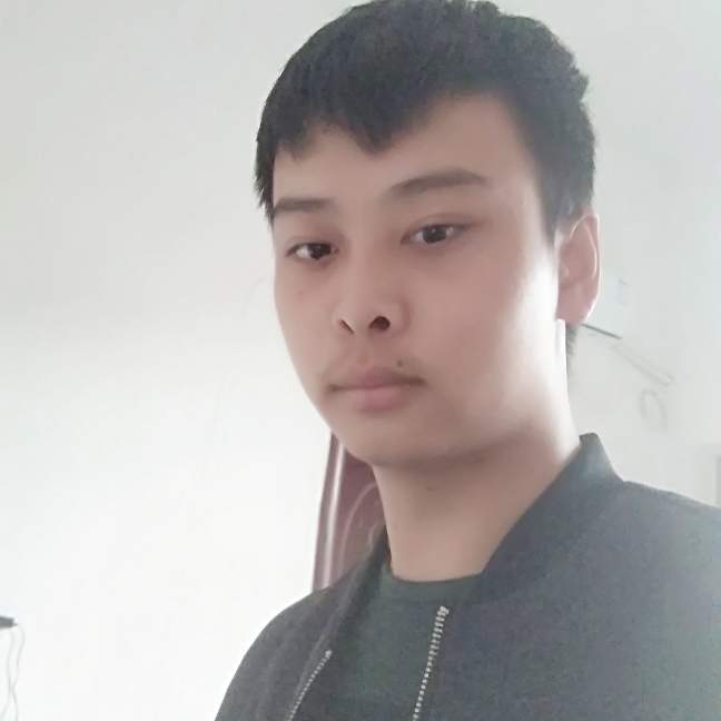 天真拿树叶的照片