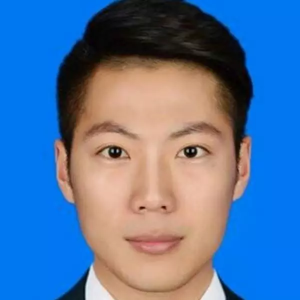 砖头蹙眉调皮的照片